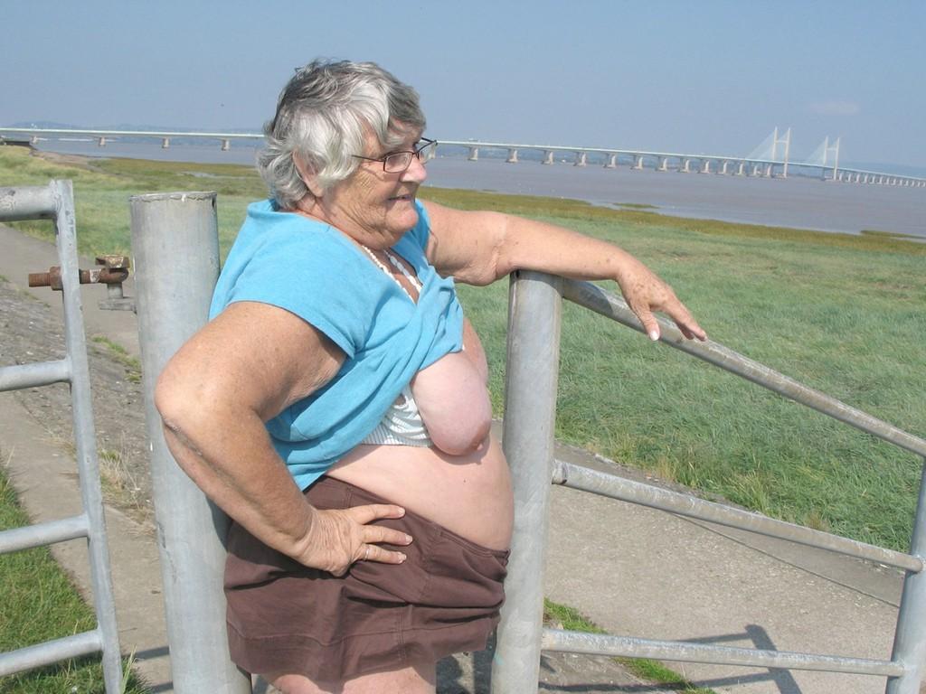 20P Oma Libby im Freien