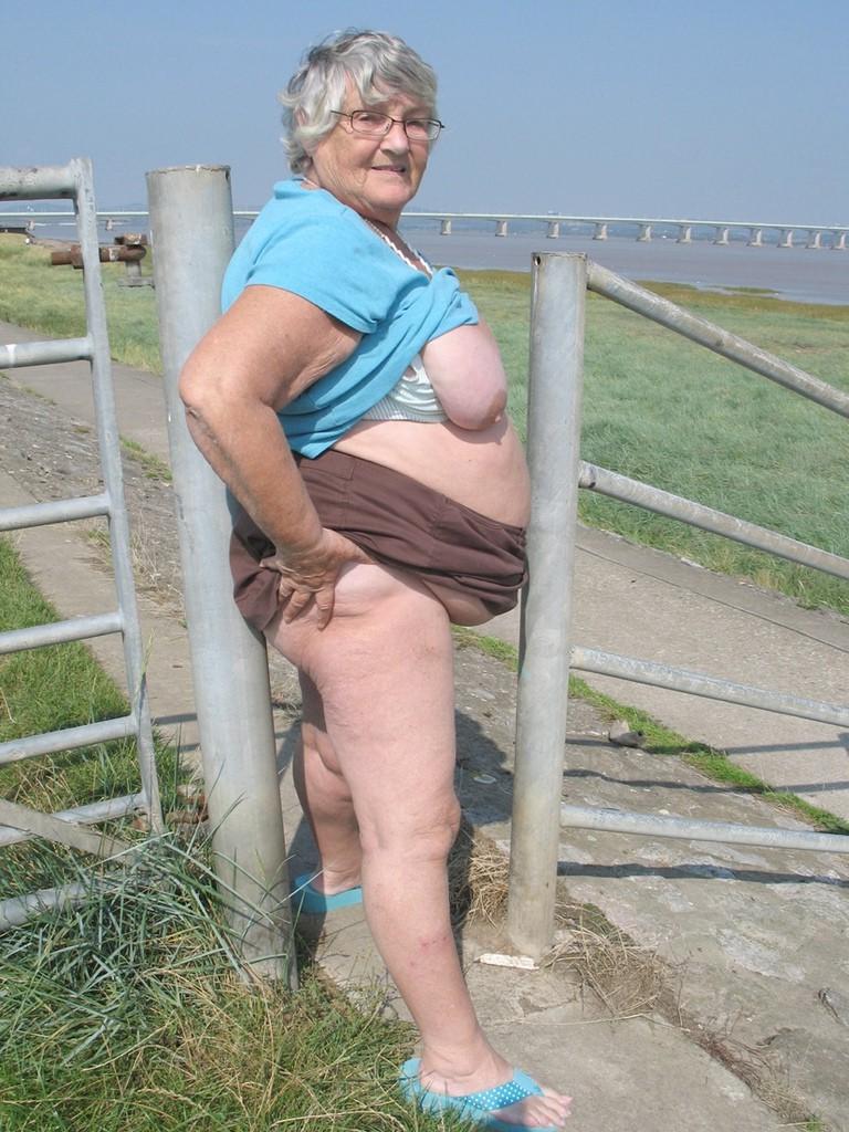 20P Oma Libby im Freien