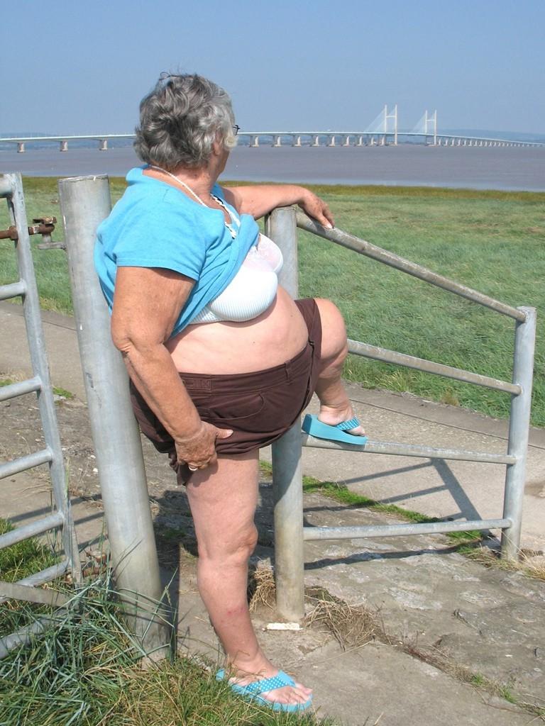 20P Oma Libby im Freien