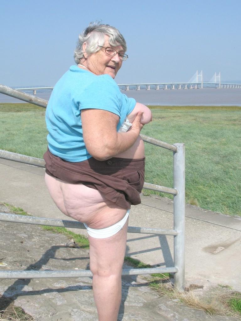 20P Oma Libby im Freien