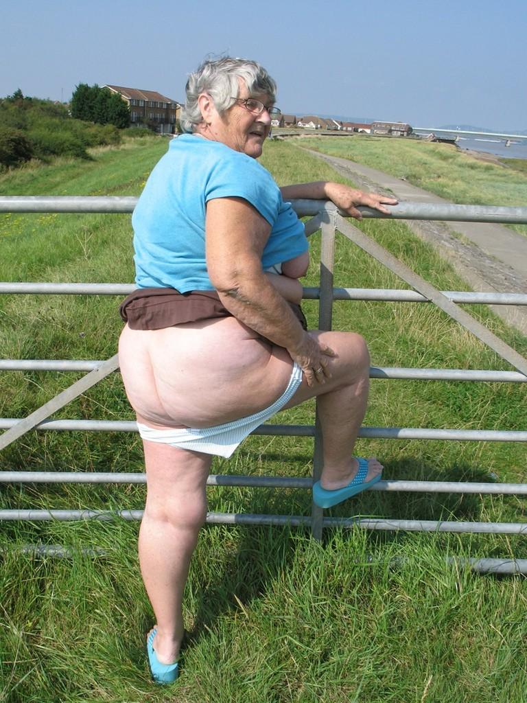 20P Oma Libby im Freien