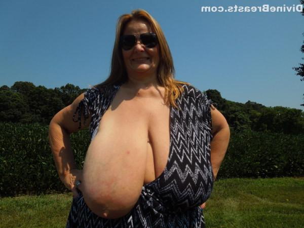 15P Busty milf amateur flashing her giant breasts outdoors