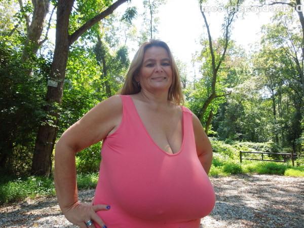 15P Busty milf amateur flashing her giant breasts outdoors