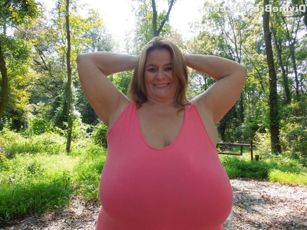 15P Busty milf amateur flashing her giant breasts outdoors