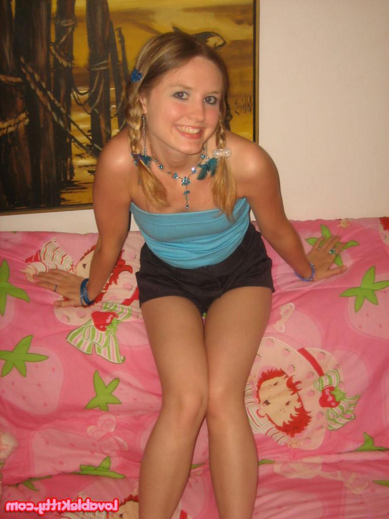 15P Lovable Kitty and her blue dildo
