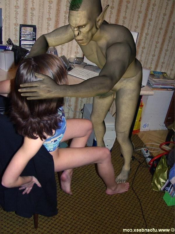15P chick give blowjob to green alien