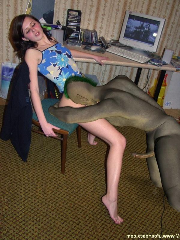 15P chick give blowjob to green alien