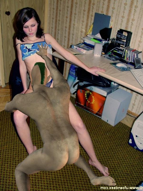15P chick give blowjob to green alien
