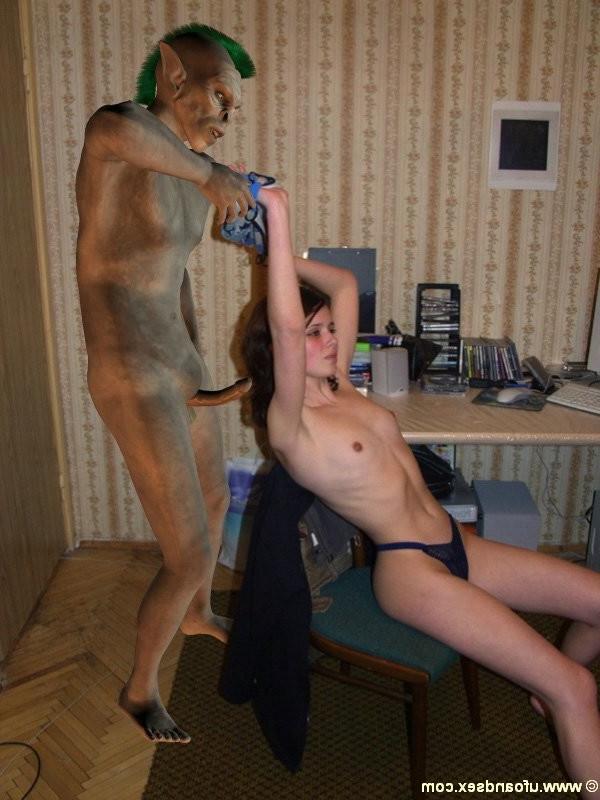 15P chick give blowjob to green alien