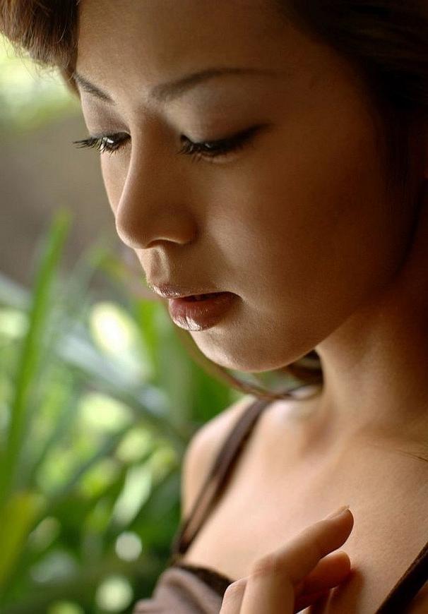 15P Japanese cutie Honoka poses outdoors shows titties