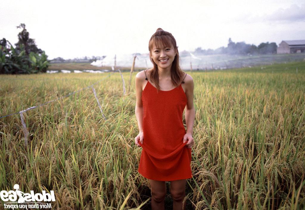16P Japanese babe nude outdoors