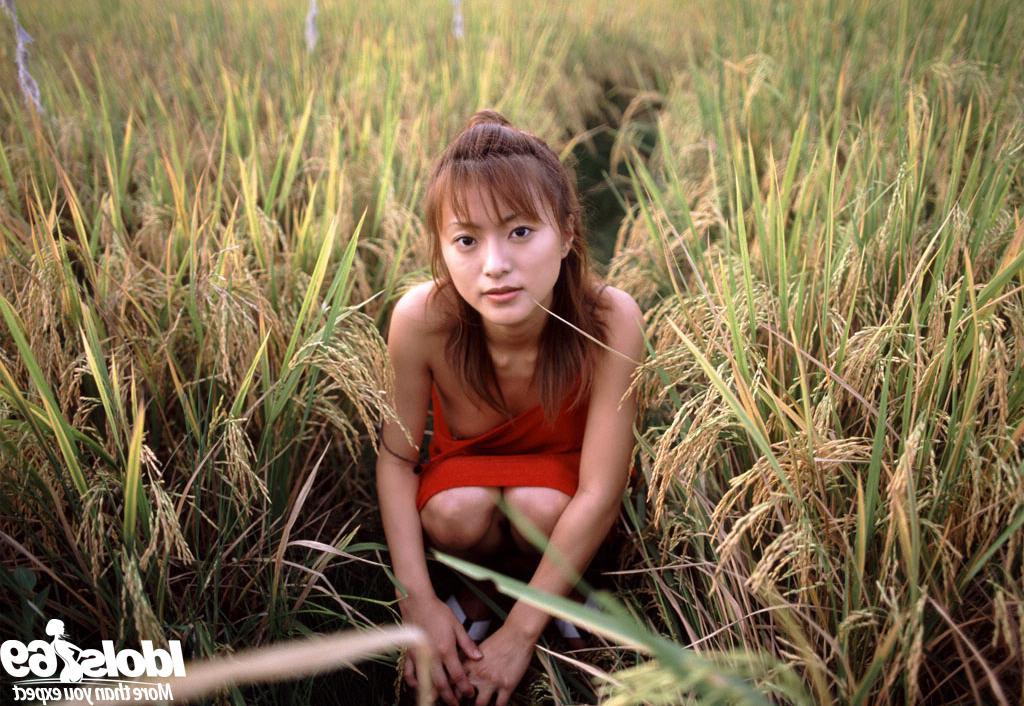 16P Japanese babe nude outdoors