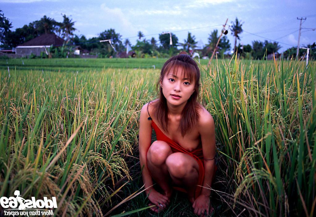 16P Japanese babe nude outdoors