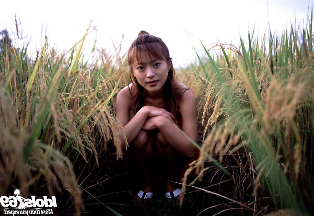 16P Japanese babe nude outdoors