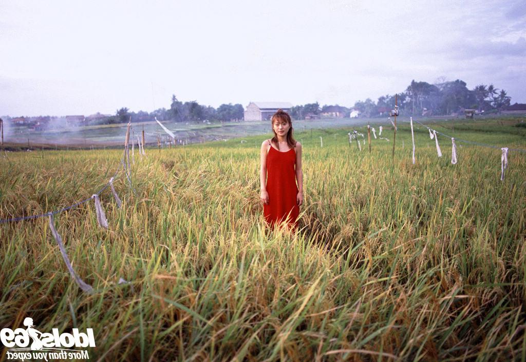 16P Japanese babe nude outdoors