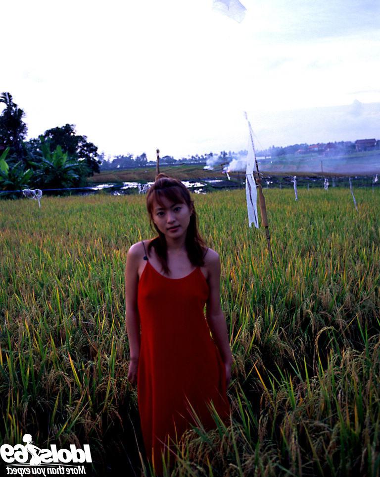 16P Japanese babe nude outdoors
