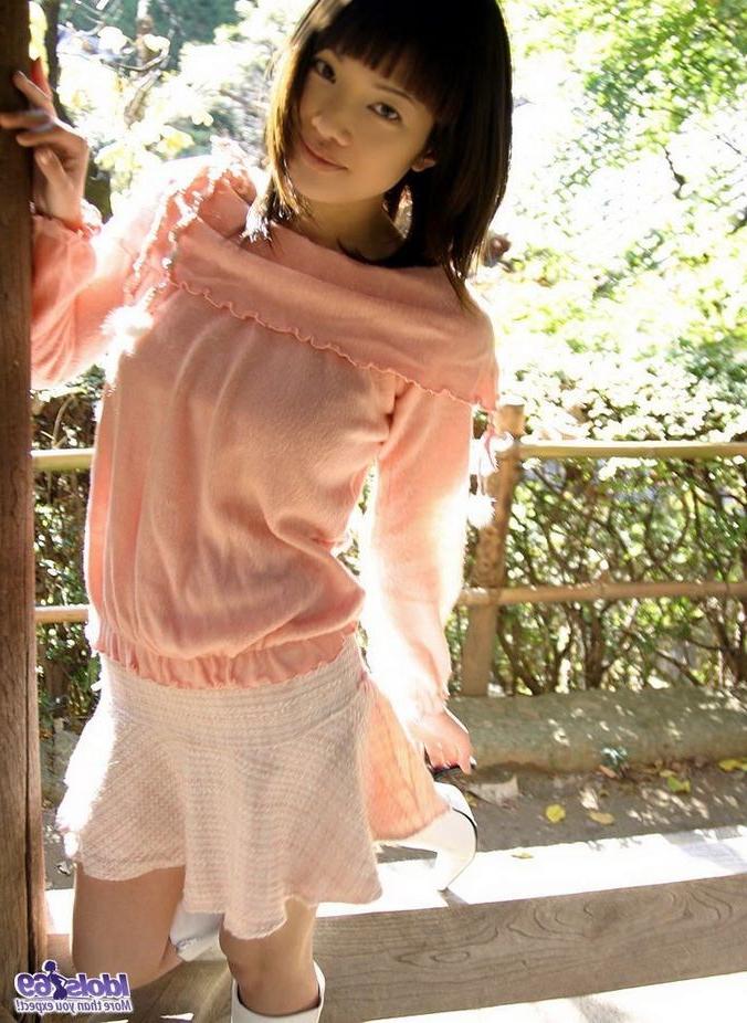 15P Japanese cute babe Nana poses outdoors shows pussy