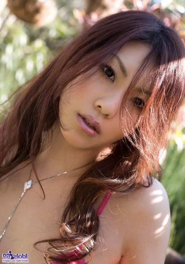 15P Japan babe Ryo Shinohara poses outdoors shows tits