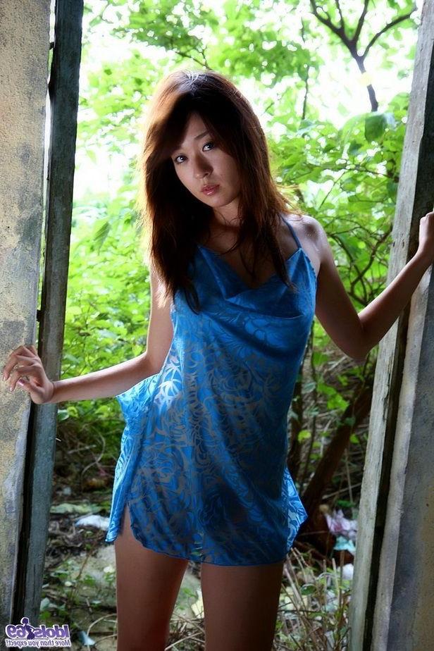 15P Japanese slut Risa Misaki poses outdoors shows ass