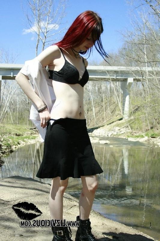 15P redhead liz gets naked and shows her pussy outdoor