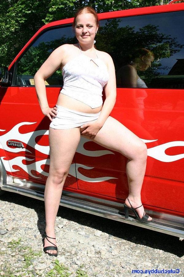 20P Cute chubby amateur girl posing outdoors