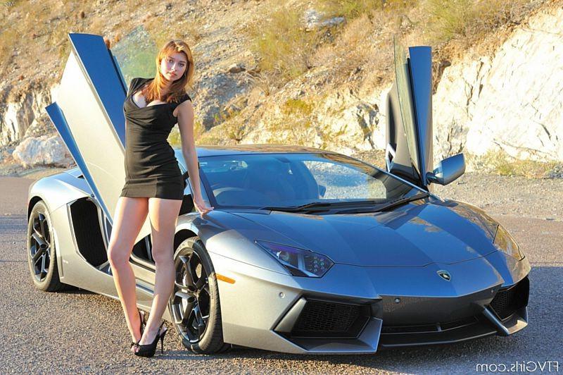 15P Großes, langbeiniges Automodel zeigt ihre Muschi auch im Freien
