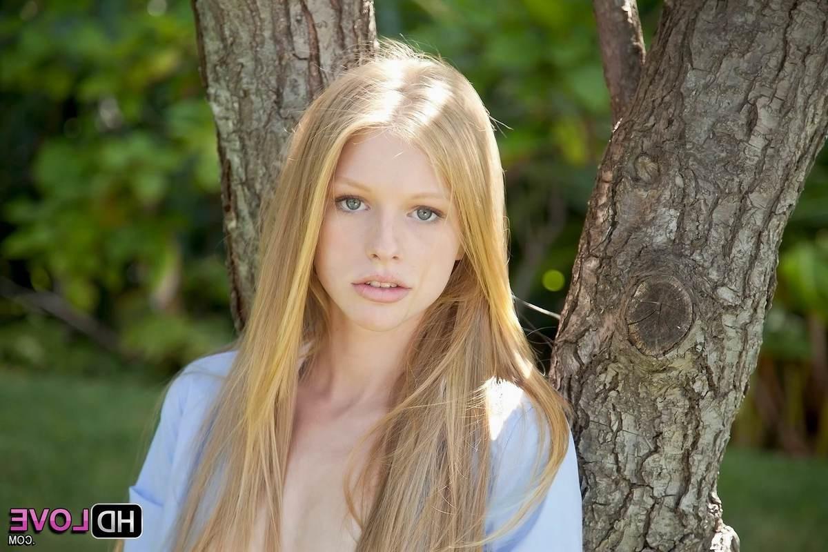 16P Skinny erotic babe Avril Hall nude outdoors