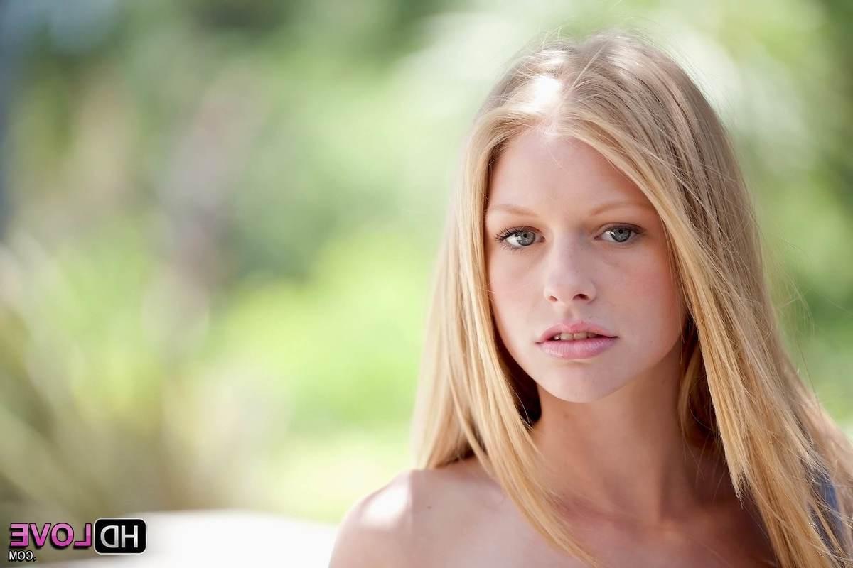 16P Skinny erotic babe Avril Hall nude outdoors