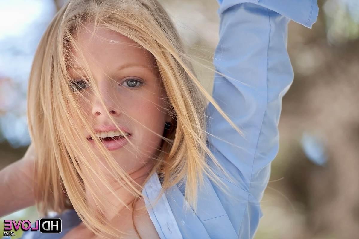 16P Skinny erotic babe Avril Hall nude outdoors
