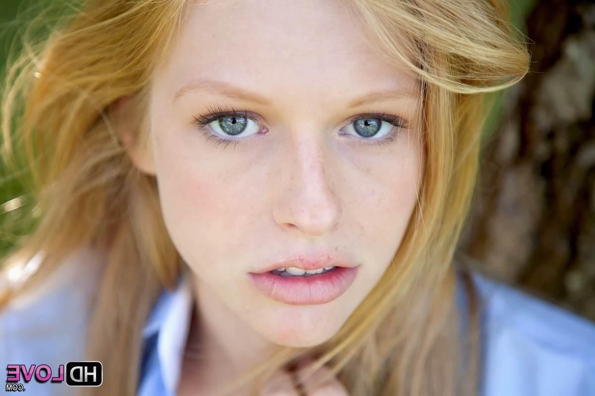 16P Skinny erotic babe Avril Hall nude outdoors