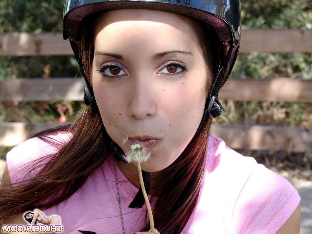 16P Cute teen with slim body showing her plump pussy outdoors