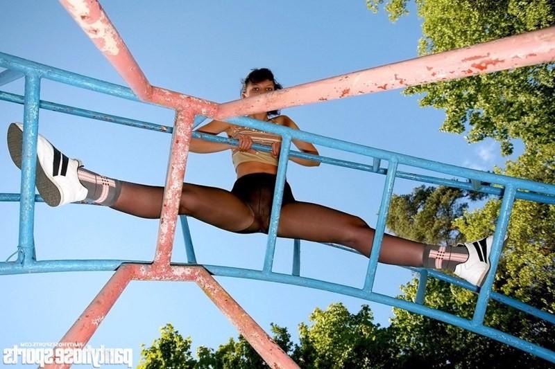 12P Brunette in black tights in terrific outdoor sports