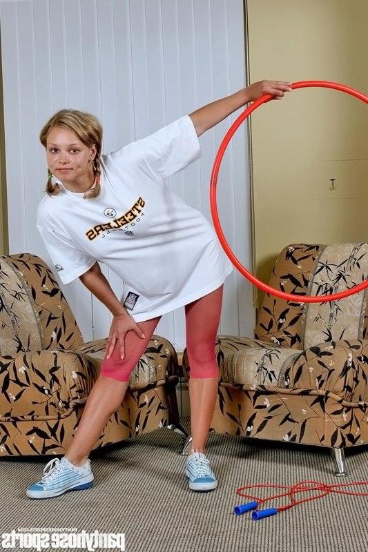 12P Cutie macht Hula-Hoop-Workouts in rosa Netzstrümpfen