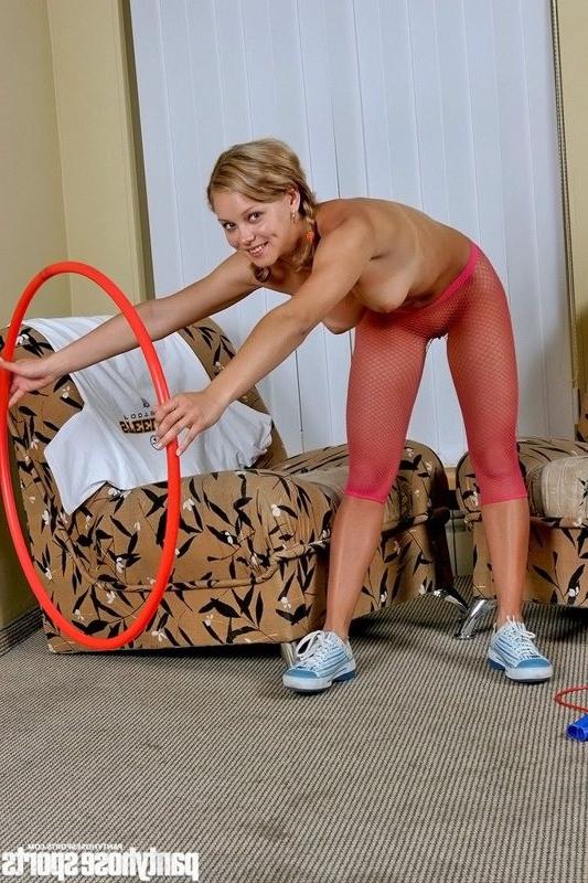 12P Cutie macht Hula-Hoop-Workouts in rosa Netzstrümpfen