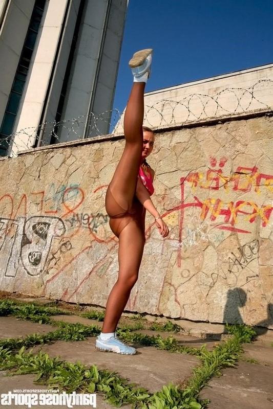 12P Open-air yoga and gymnastics in black pantyhose