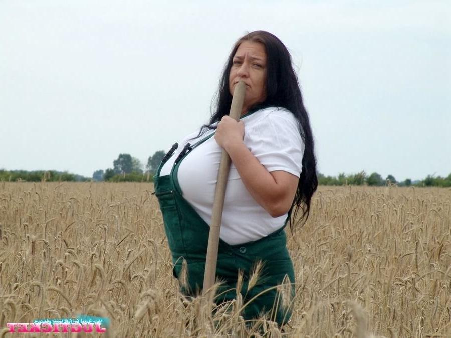 16P Huge tits fat mature Sabrina Meloni getting nasty outdoors