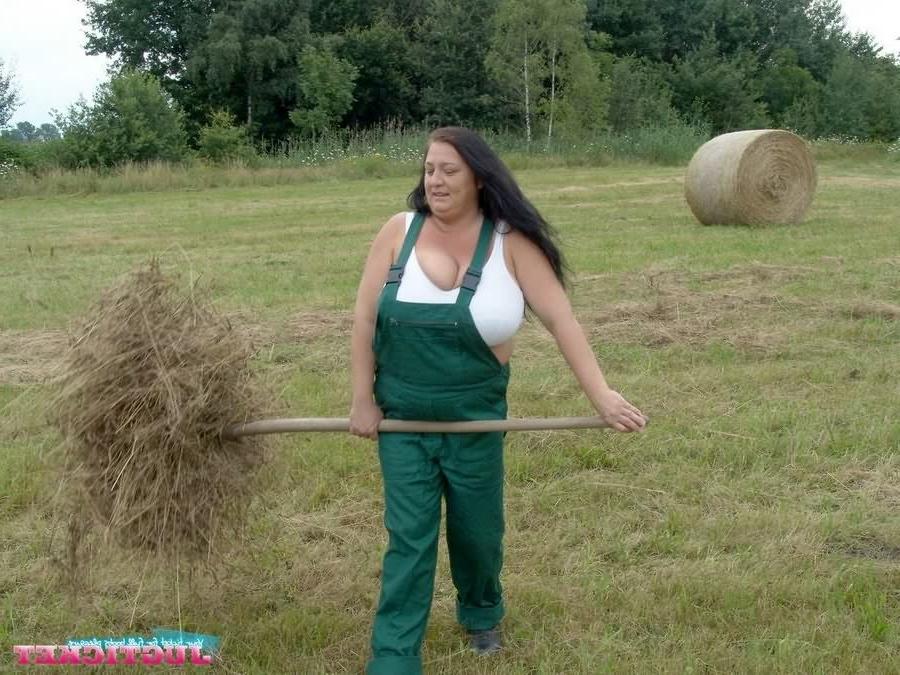 16P Huge tits fat mature Sabrina Meloni getting nasty outdoors