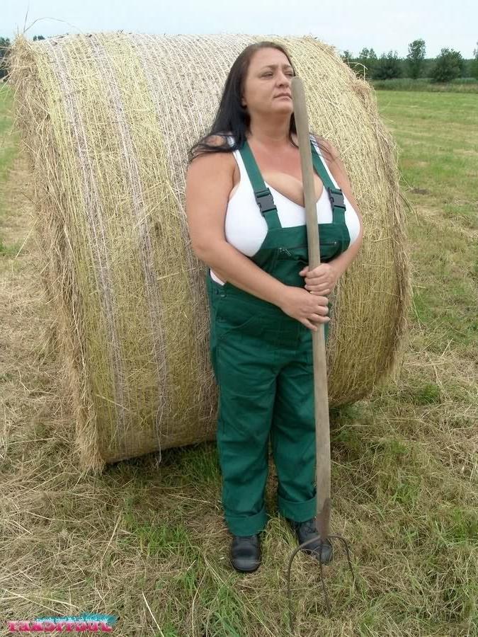 16P Huge tits fat mature Sabrina Meloni getting nasty outdoors