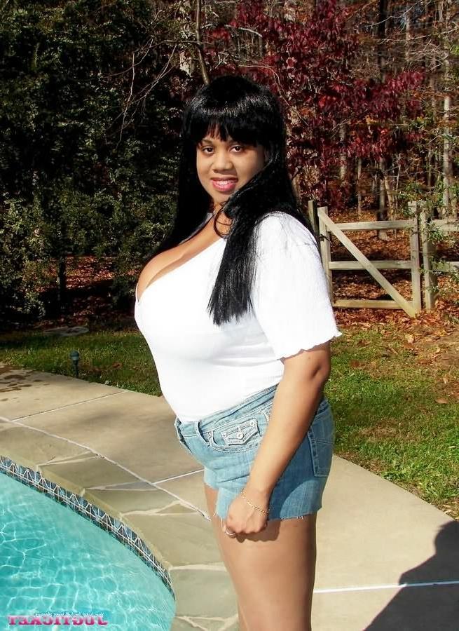 16P Busty ebony fattie showing her huge boobs outdoors