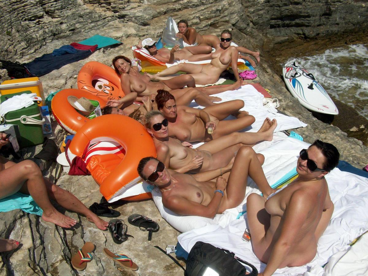15P All boats want to come check out this nude hottie