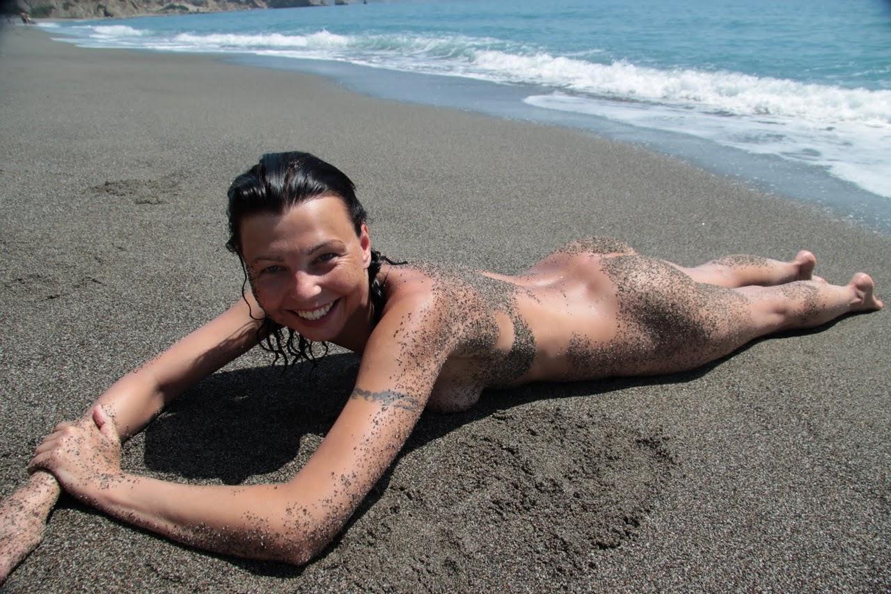 15P All boats want to come check out this nude hottie