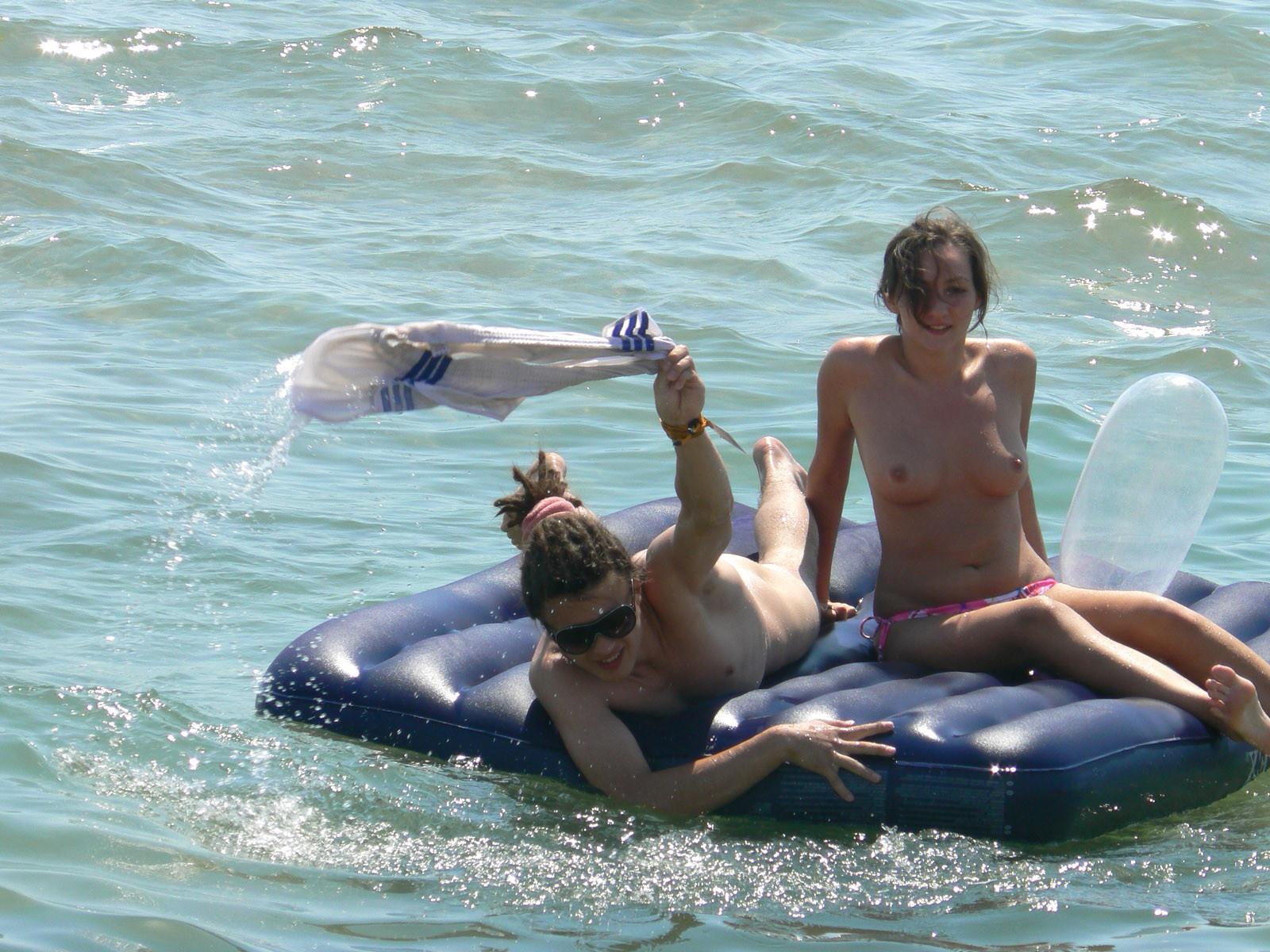 15P All boats want to come check out this nude hottie