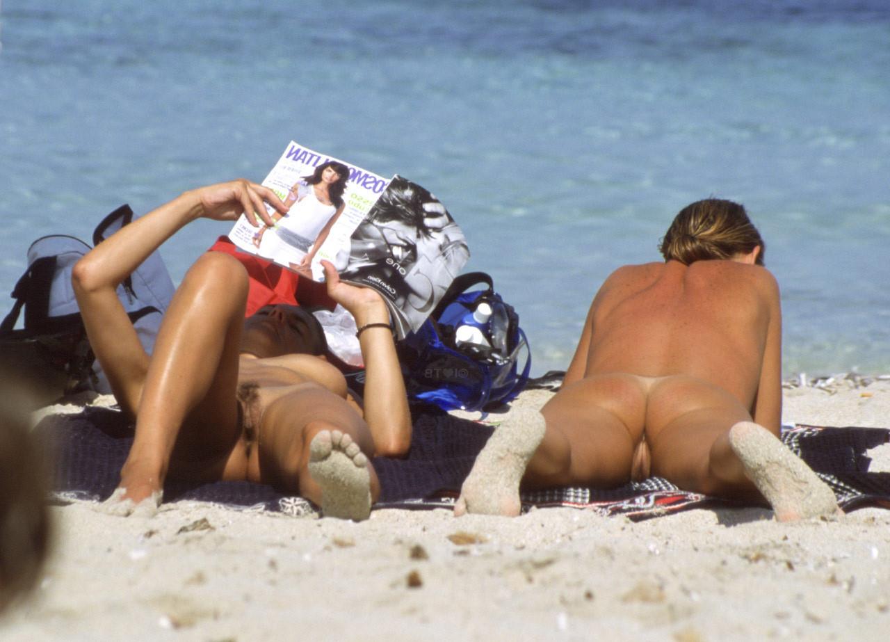 15P Busty milf giving an outdoor beach blowjob