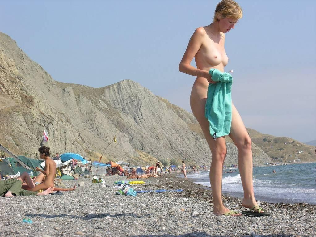 15P When this nudist babe is bare, all eyes are on her