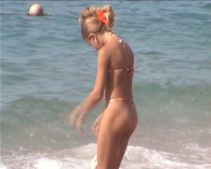 15P When this nudist babe is bare, all eyes are on her