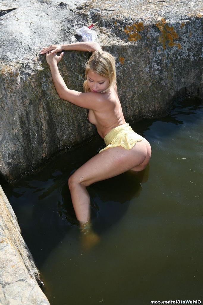 20P Sexy girl in wet clothes outdoors