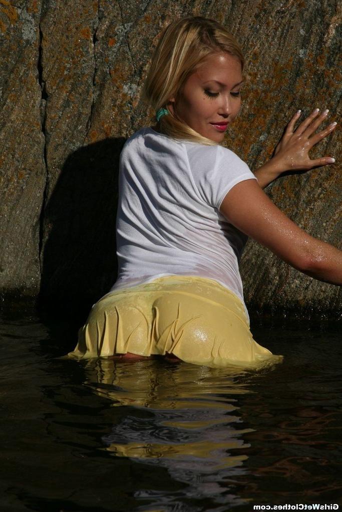 20P Sexy girl in wet clothes outdoors