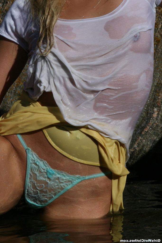 20P Sexy girl in wet clothes outdoors