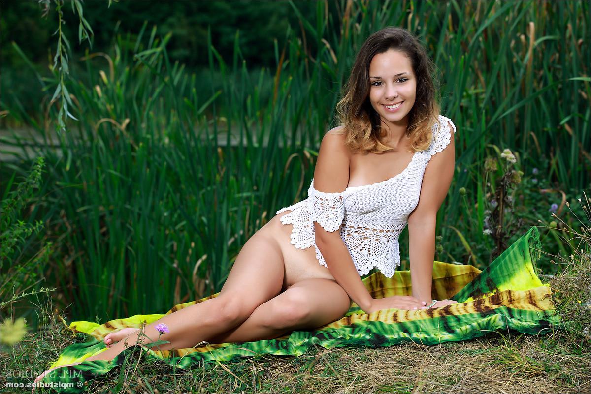 12P Hot teen Alma showing off mouthwatering body outdoors
