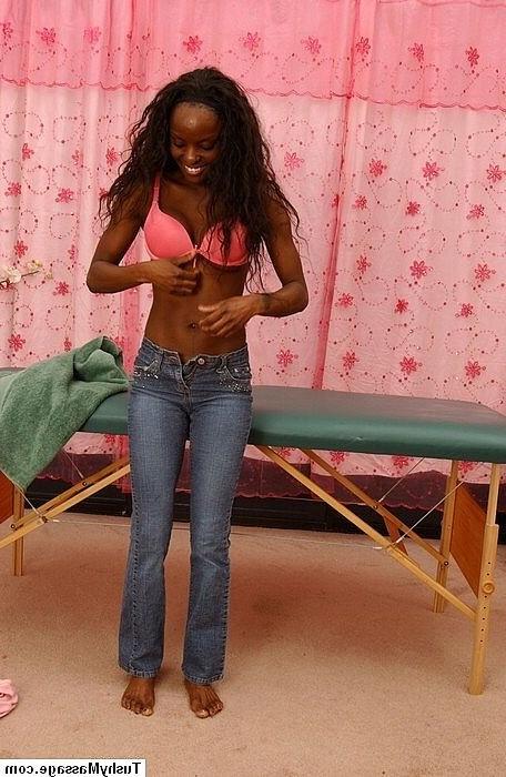 20P Absolute adorable amateur black hottie getting sexy butt massage